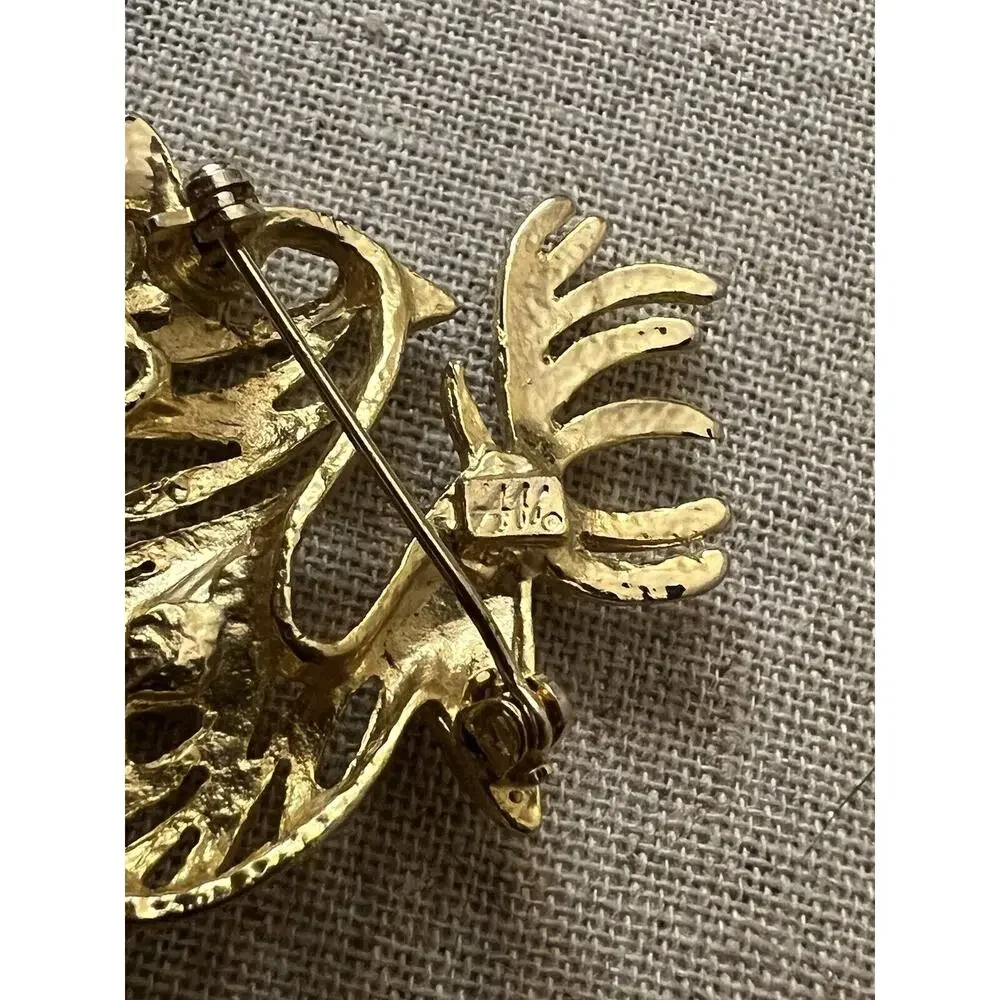 Reindeer Brooch Signed Am Lee Goldtone‎ Measures 2.46